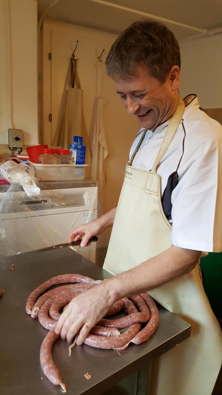 Roland Wetter beim Wursten